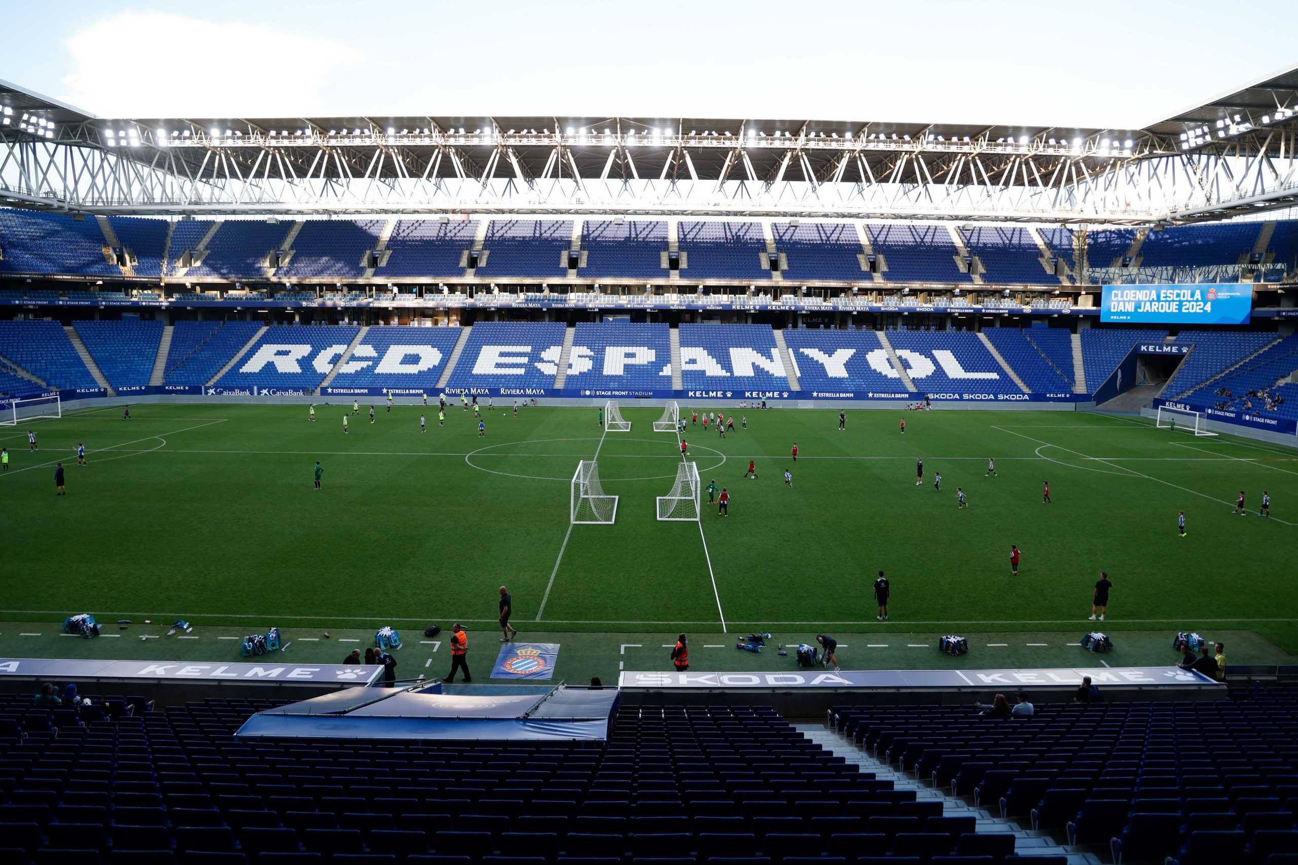 RCDE Espanyol young player shooting on goal